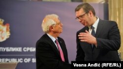 Shefi i diplomacisë së BE-së, Josep Borrell, dhe presidenti i Serbisë, Aleksandar Vuçiq. Fotografi nga arkivi.