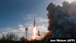Старт тяжёлой ракеты-носителя Falcon Heavy 