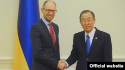 Прем’єр-міністр України Арсеній Яценюк та генеральний секретар ООН Пан Ґі Мун (фото з офіційного порталу уряду)