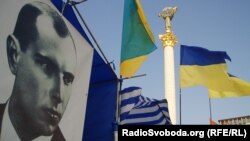 Портрет лідера ОУН Степана Бандеры (1909-1959) на майдані Незалежності в Києві, 14 липня 2006 року