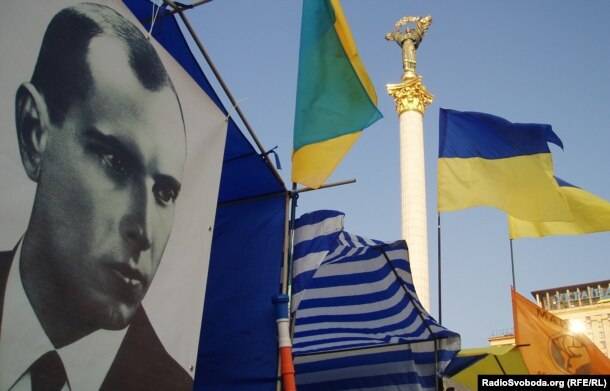 Портрет лідера ОУН Степана Бандеры (1909-1959) на майдані Незалежності в Києві, 14 липня 2006 року