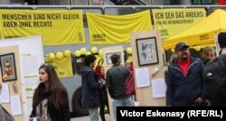 În apropierea autocarului Amnesty International la Buchmesse Frankfurt...