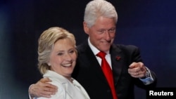 Кандидат у президенти США від демократів Гілларі Клінтон і її чоловік, колишній президент США Білл Клінтон, 28 липня 2016 року