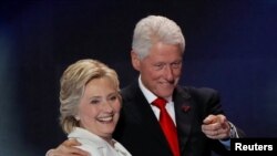 Ish presidenti amerikan, Bill Clinton me bashkëshorten dhe kandidaten demokrate pë president, Hillary Clinton 