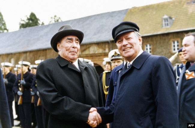Советский лидер Леонид Брежнев и канцлер ФРГ Гельмут Шмидт. Бонн, 22 ноября 1981 года