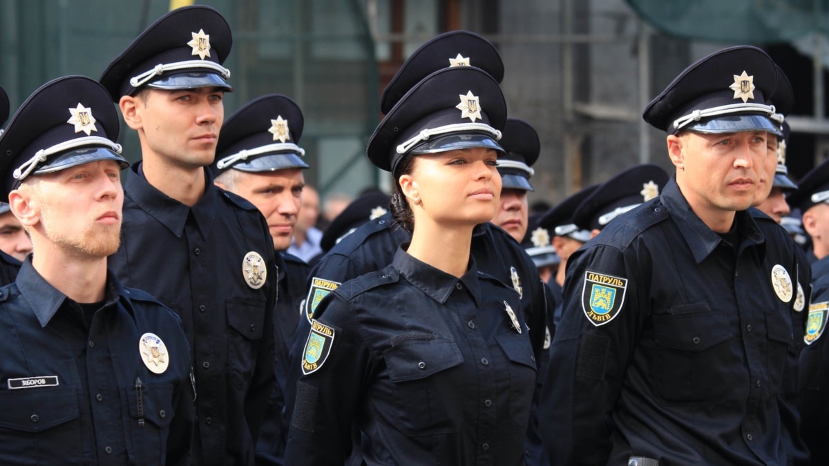 Повышение зарплаты полицейским. Полиция. Милиция Украины. Форма полиции Украины. Форма украинской полиции.