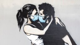 Уличная картина-граффити "Любовь во время коронавируса" в норвежском городе Брюне, работа местного художника Пёбеля