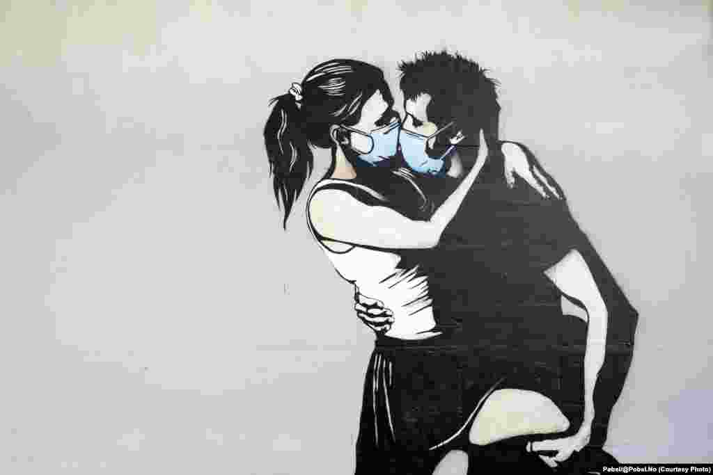През март 2020 г., уличният художник Побел създаде стенна картина в Брюне, Норвегия, която озаглави &quot;Влюбени&quot;. На нея се вижда млада двойка, която се целува през маски. С произведението си авторът иска да окуражи хората, за които ситуацията с COVID-19 е тежка. &quot;Надявам се &quot;Влюбени&quot; да има положителен принос и да донесе някаква радост у хората. Много от нас се нуждаят от това сега&quot;, написа той в Инстаграм.
