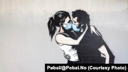 Artistul stradal norvegian Pøbel a decent celebru cu lucrarea  lui „Îndrăgostiții”, care a fost gata în martie 2020.