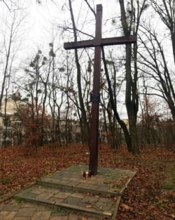Пам’ятний хрест біля колишнього німецького табору у Львові
