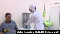 Türkmenistanyň medisina edarasynda, "Altyn Asyr" döwlet telekanalynyň reportažyndan pursat, 13-nji iýul, 2020.