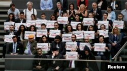 Германия -- Представители армянской общины Германии на заседании Бундестага держут таблички с надписью «Спасибо», в знак благодарности за признание парламентом ФРГ Геноцида армян, Берлин, 2 июня 2016 г.