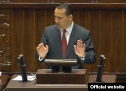 Міністр Радослав Сікорський переконує депутатів Сейму вгамувати свої емоції, Варшава, 12 липня 2013 року
