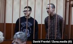 Слева направо: Виктор Филинков и Юлий Бояршинов на заседании суда по делу "Сети" в Санкт-Петербурге