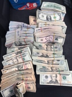 Fotografija svežnjeva novca koje su nosili kuriri, koju je obezbedio Saimaiti.