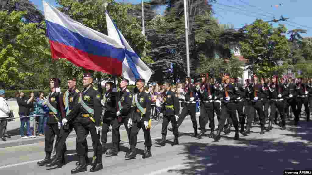 Парадом прошли российские войска Севастопольского гарнизона, немногочисленные представители ветеранских организаций