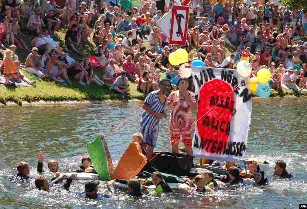 Participants in a bathtub rally in Plau am See, Germany. (AFP/dpa/Windfried Wagner/Germany Out)