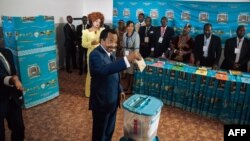 Претседателот на Камерун, Пол Бија гласа на изборите на 7 октомври