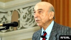 Professor Askarzadeh during a conference in Baku, Azerbaijan, on November 10, 2008.