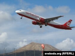 Самалёт узьлятае на фоне колішняга вулькану