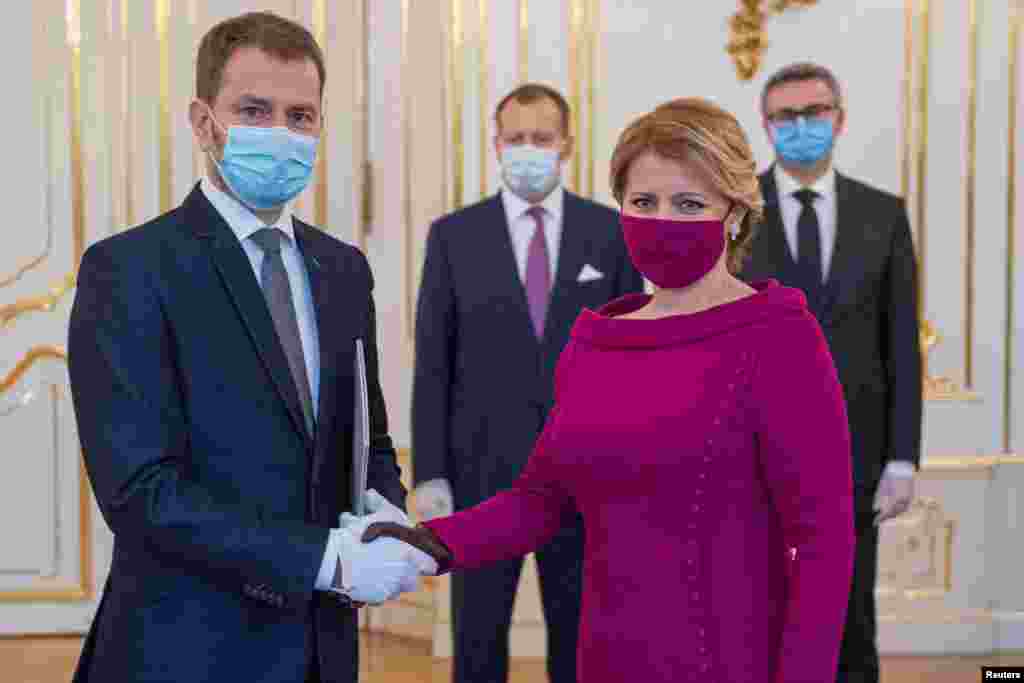 Претседателката на Словачка, Зузана Чапутова, носеше маска за лице кога го пречека премиерот Игор Матович на неговата инаугурација во Братислава на 21 март.