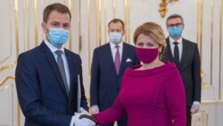 Президент Словаччини Зузана Чапутова у масці кольору фуксії, яка пасує до її вбрання. Так президентка вітала прем'єр-міністра Ігоря Матовича на інавгурації його кабінету в Братиславі 21 березня