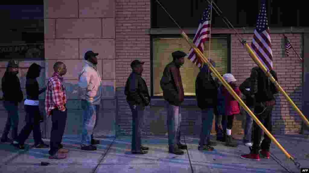 Glasači strpljivo čekaju na svoj red u Clevelandu, Ohio, 6. novembar 2012. Foto: AFP / Brendan Smialowski 
