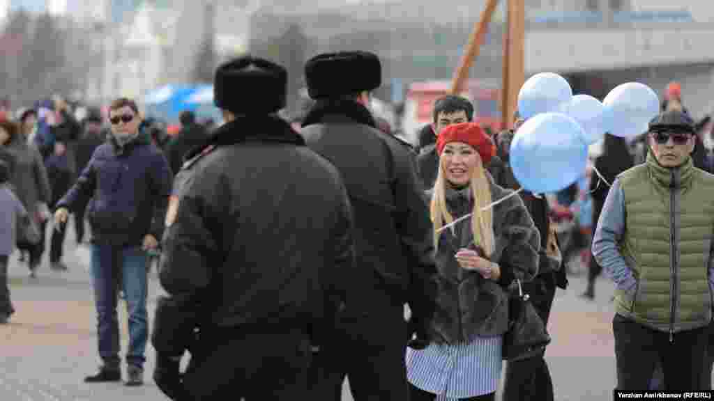 22 марта в Астане полиция задержала людей, которые вышли на улицу с синими шарами в руках. Живущий за рубежом критик Астаны Мухтар Аблязов, основатель запрещенного в стране движения &laquo;Демократический выбор Казахстана&raquo;, призвал людей в канун Наурыза выйти на улицы с шарами такого цвета. На фото: момент, когда полицейские остановили женщину с синими шарами. Астана, 22 марта 2018 года. Фотография корреспондента Азаттыка Ержана Амирханова. &nbsp;