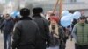 Полиция қызметкерлері көгілдір түсті шар ұстаған әйелге беттеді. Астана, 22 наурыз 2018 жыл