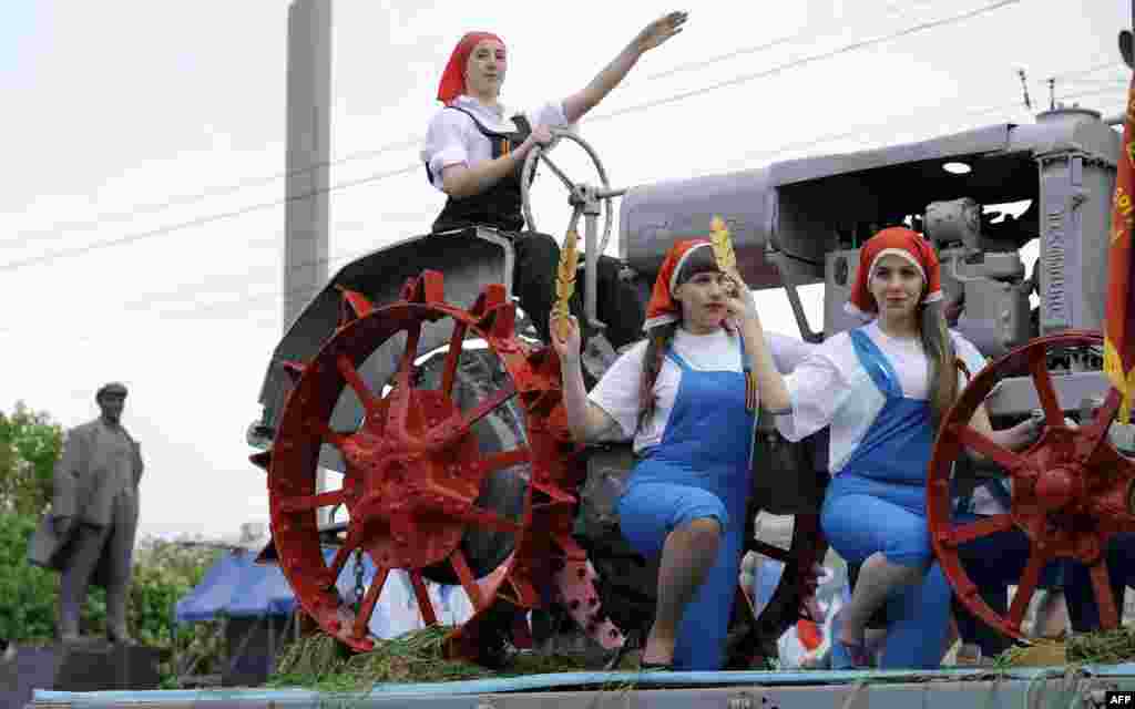 Supporters of the self-proclaimed Donetsk People'Republic perform during a rally in Donetsk to mark the first anniversary of referendums called by pro-Russian separatists in eastern Ukraine to split from the rest of the ex-Soviet republic. (AFP/Alexander Gayuk)