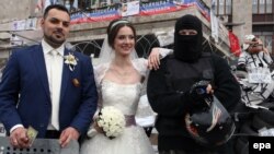 O nuntă în Donețk, în regiunea separatistă ucraineană Donbas, protejată militar de Rusia.