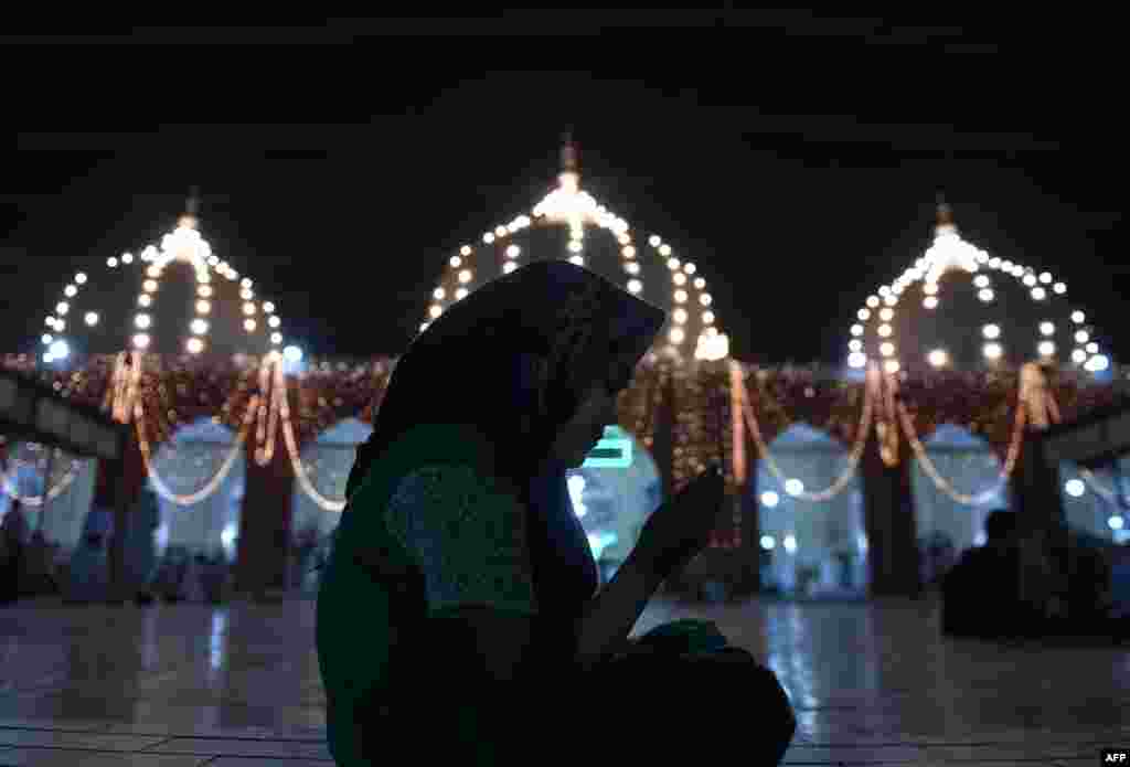Пакістанская дзяўчына моліцца ў 27-ю ноч сьвятога месяца Рамадан у мячэці ў Карачы. AFP/Asif Hassan