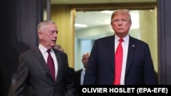 جیمز متیس٬ وزیر دفاع آمریکا (چپ) در کنار دونالد ترامپ٬ رئیس جمهور آمریکا- عکس آرشیوی است.