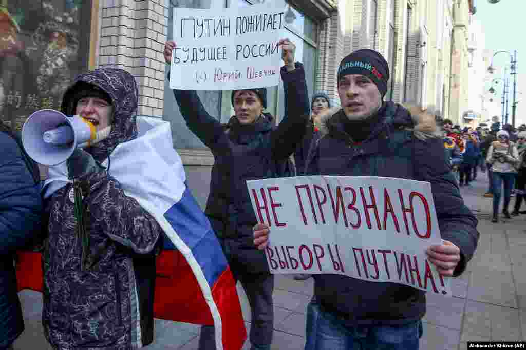 Первыми акцию протеста в воскресенье начали на Дальнем Востоке. На фото: молодые люди во Владивостоке.