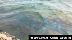 Загрязнение нефтепродуктами акватории моря в районе Керченской бухты