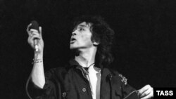 Viktor Tsoi and his group, Kino, were hugely popular in the Soviet Union in the late 1980s, with their song Changes becoming a symbol of Soviet youth's hopes for freedom and political change. 