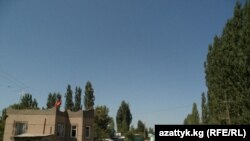 Кыргызско-узбекская государственная граница в Кадамжае, Баткенская область, сентябрь, 2011.