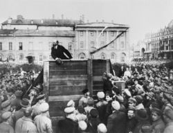 Владимир Ленин выступает на Театральной площади в Москве, 5 мая 1920 года