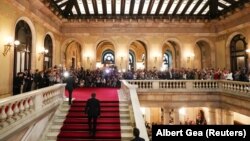 Premierul catalan, Carles Puigdemont, sosind în parlamentul regional de la Barcelona, 10 octombrie