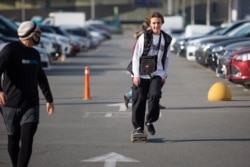 Хлопець мчить на скейті Оболонським проспектом, 3 квітня 2020 року