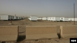 بر پایه یادداشت تفاهم میان عراق و سازمان ملل که اواخر دی‌ماه سال ۱۳۹۰ صورت گرفت، ساکنان کمپ اشرف تدریجا به اردوگاه لیبرتی منتقل شدند. 