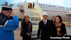 Президент Кыргызстана Алмазбек Атамбаев (в центре) прибыл в Париж. 29 ноября 2015 года.