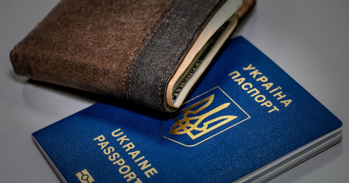 Підозра раднику МЗС у легалізації росіян в ЄС