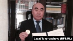 Аскар Акаев с медалью Саймона Кузнеца. Москва, 29 октября.