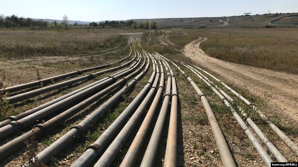 Множество труб подают воду из Тайганского водохранилища на нужды крымской столицы