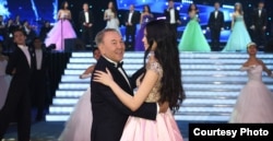 Президент Казахстана Нурсултан Назарбаев танцует на новогоднем балу.