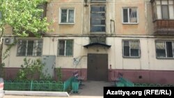 Надежда Белоус пышақталған үйдің алды. Нұр - Сұлтан, 30 сәуір 2020 жыл.
