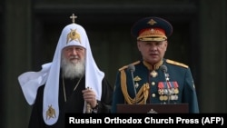 Ruski pravoslavni patrijarh Kiril i ministar odbrane Sergej Šojgu prisustvuju posvećenju Sabornog hrama Vaskrsenja Hristovog, glavnog hrama oružanih snaga, izvan Moskve u junu 2020.