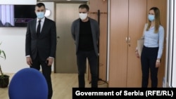 Zoran Đorđević (levo), ministar rada i socijalnih pitanja u Vladi Srbije, posetio je Nacionalnu SOS službu za žene žrtve nasilja, na međunarodni Dan sećanja na žene žrtve nasilja 18. maja 2020.