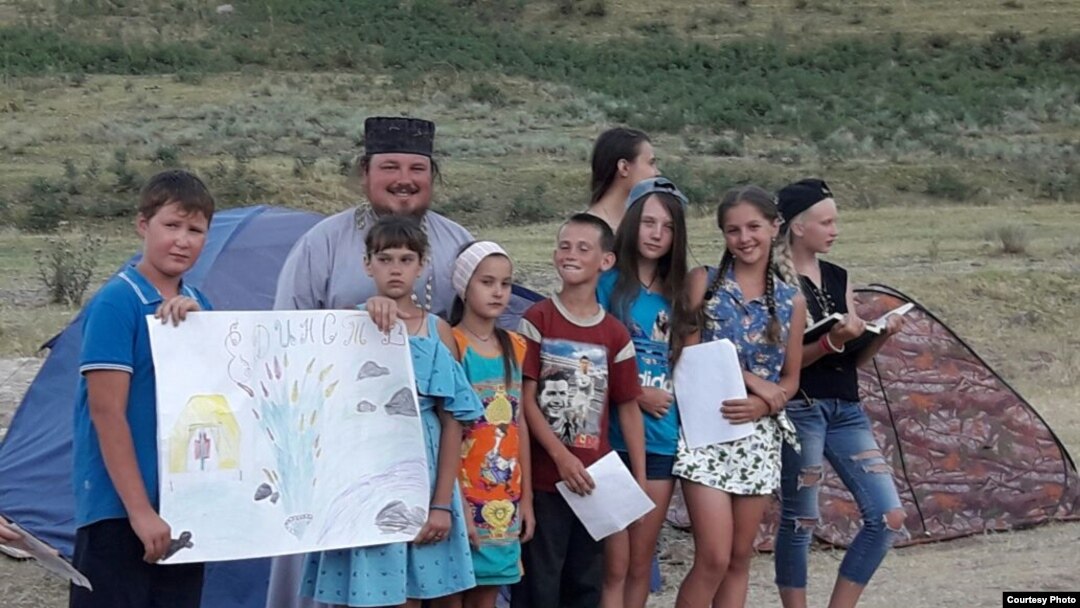 Священник храма Рождества Пресвятой Богородицы села Мерке Жамбылской области Владимир Воронцов и дети из православного палаточного лагеря, который он организовал. Фото из архива Владимира Воронцова.